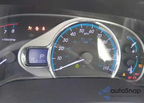 2014 Toyota Sienna Xle V6 8 Passenger z USA, uszkodzony, nr VIN 5TDYK3DC5ES488451